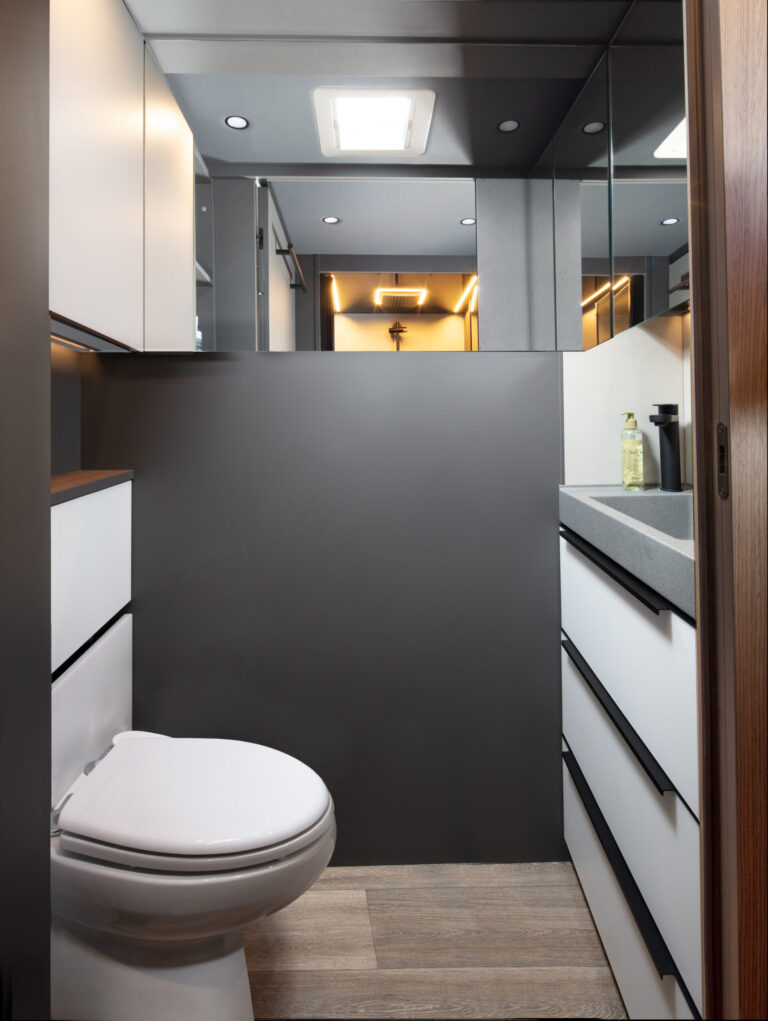 NIESMANN+BISCHOFF - Arto 84 - Badezimmer - Waschbecken und Toilette im separaten Raum