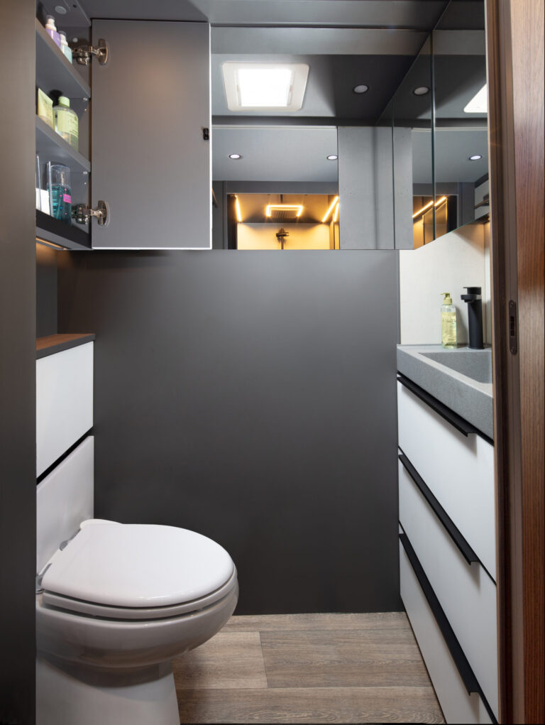 NIESMANN+BISCHOFF - Arto 84 - Bathroom - Cabinet door open