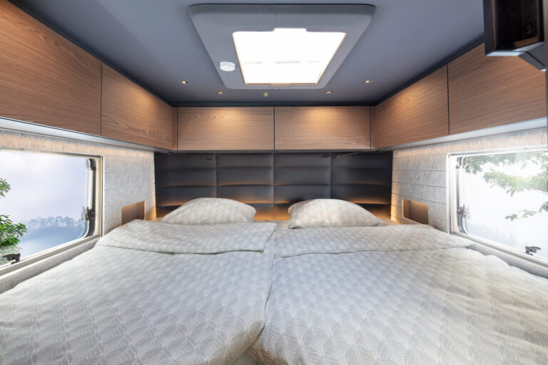 NIESMANN+BISCHOFF - Arto 84 - Bedroom with black wall